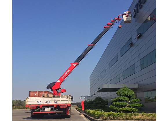 Xe cẩu vận chuyển hàng hóa – trợ thủ đắc lực cho mọi công trình